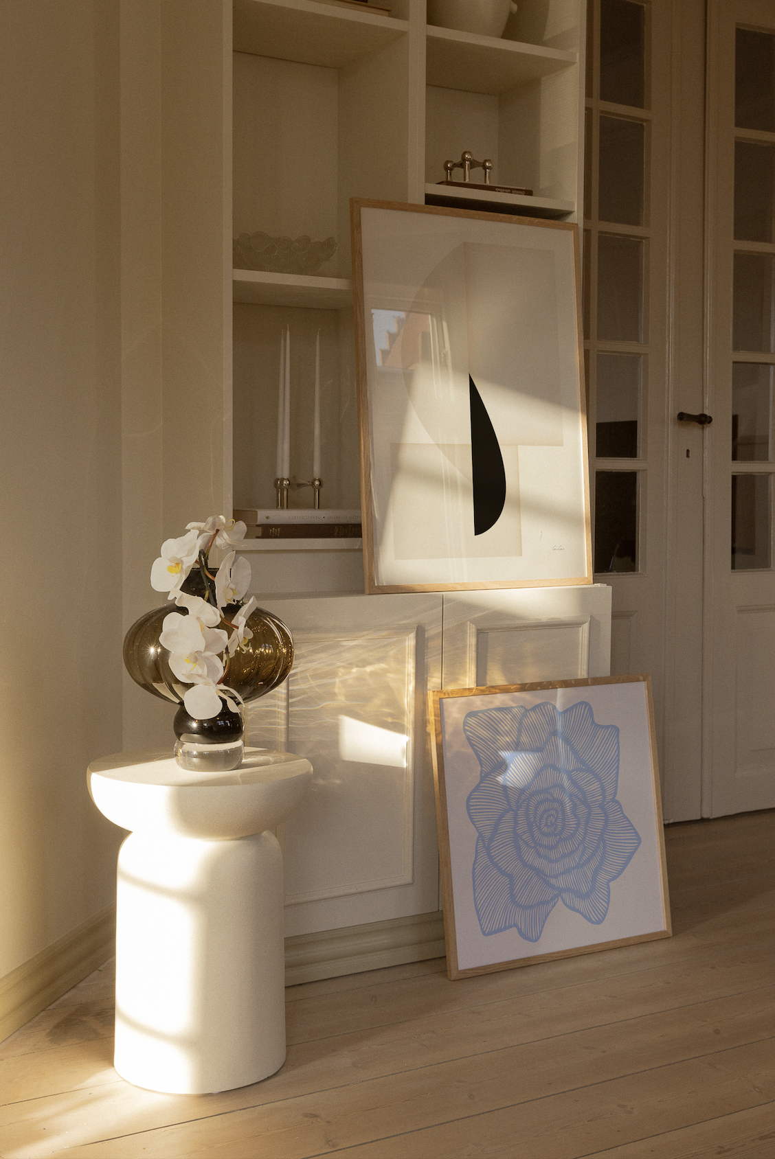 Minimalistiske kunstplakater i stue